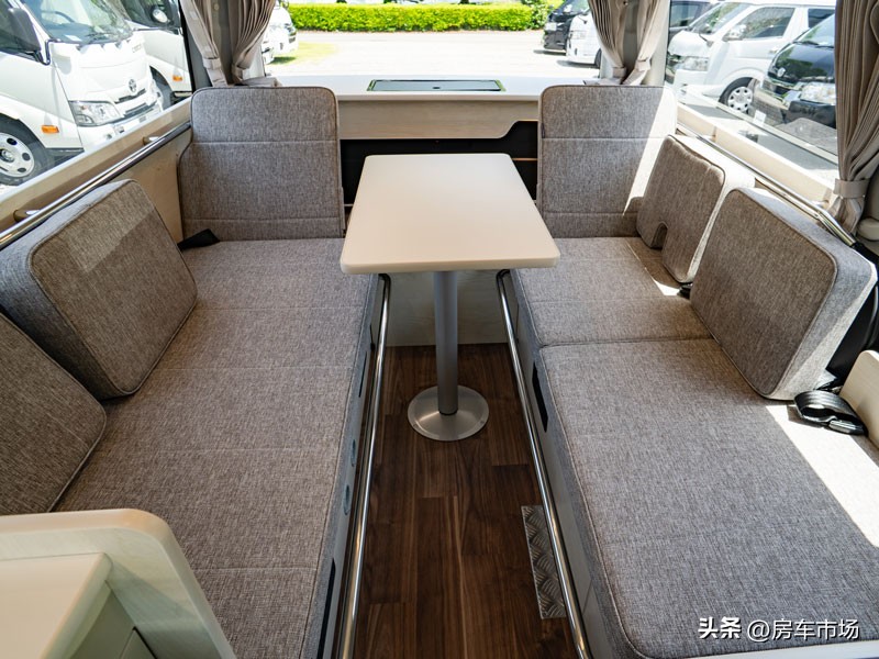 低顶丰田海狮房车布局,丰田海狮9座改装房车可做饭洗澡