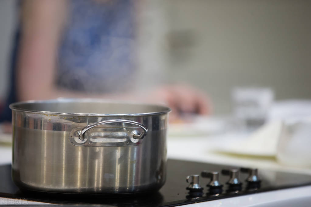 不锈钢锅烧干锅发黑了怎么清洗,不锈钢锅内发黄怎么清洗妙招