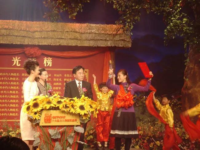 养苍蝇年入百万，养蝇姑娘了不起