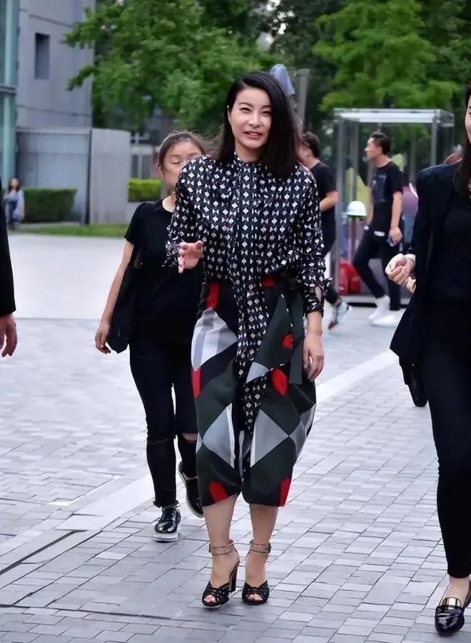 郭晶晶妈妈带外孙打扮,郭晶晶母亲长得大气