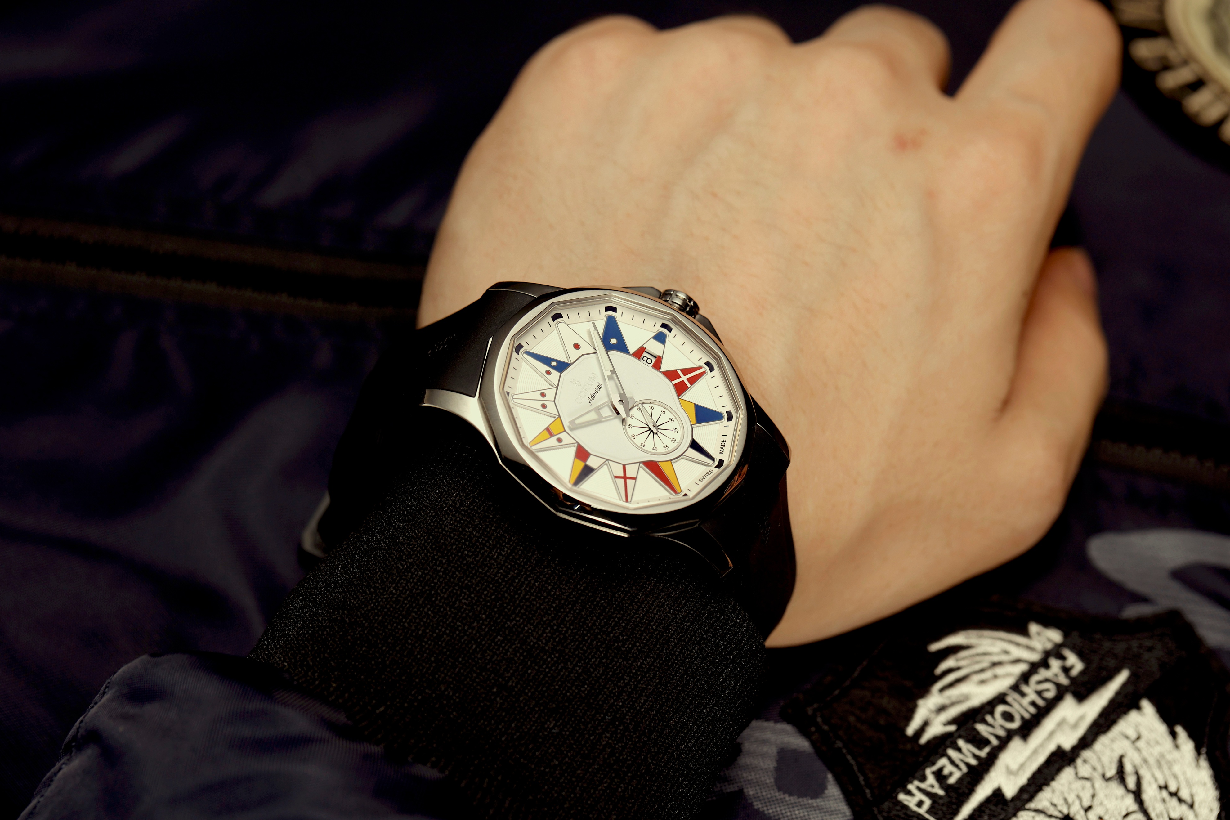 长假盼海?CORUM昆仑表打造“迷你海滩”