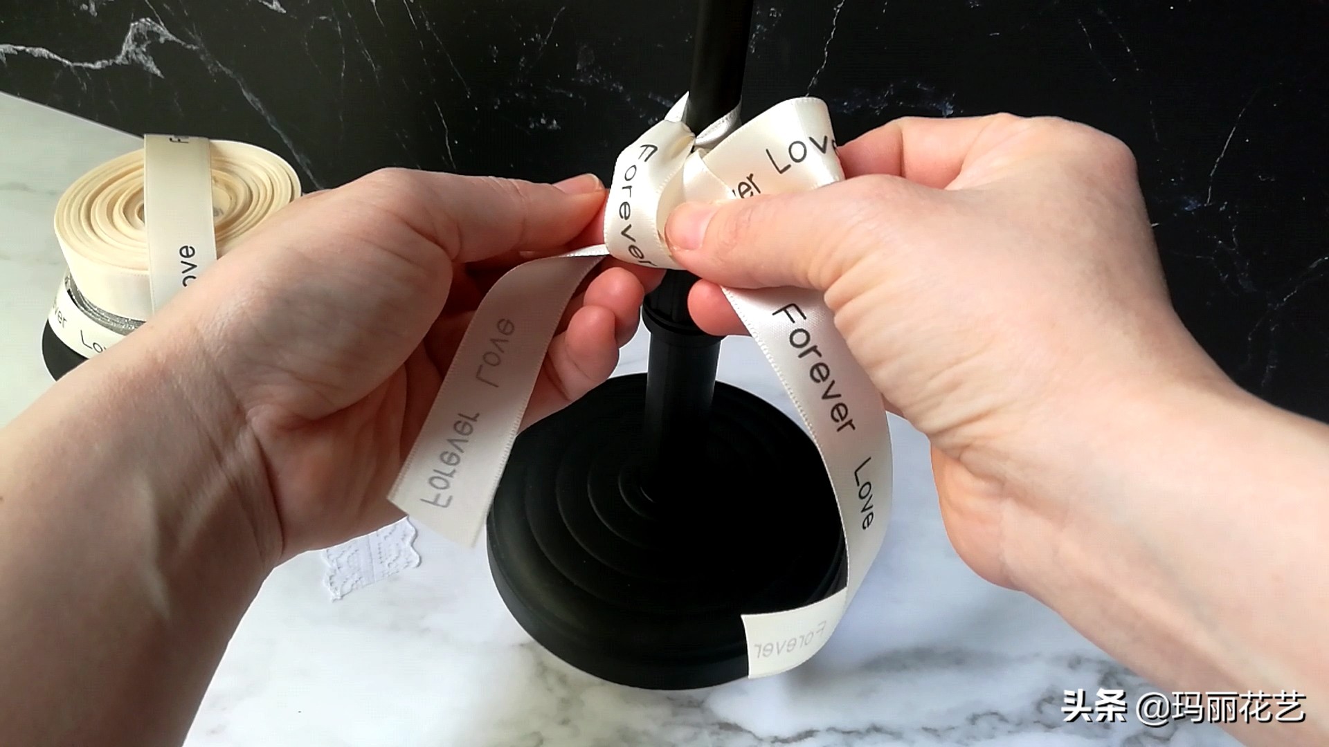 蝴蝶结怎么打简单又好看腰带系法,简单方法系蝴蝶结鞋上的蝴蝶结