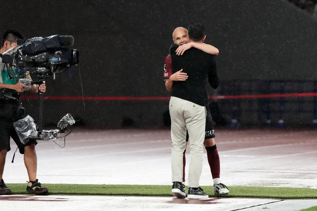 “再次见到你，微凉晨光里，笑得很甜蜜。”