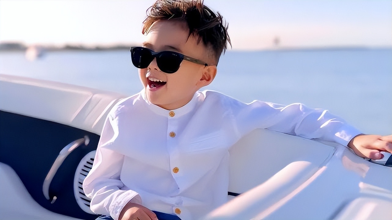 周杰伦晒儿子罗密欧赏画照,周杰伦儿子罗密欧发型