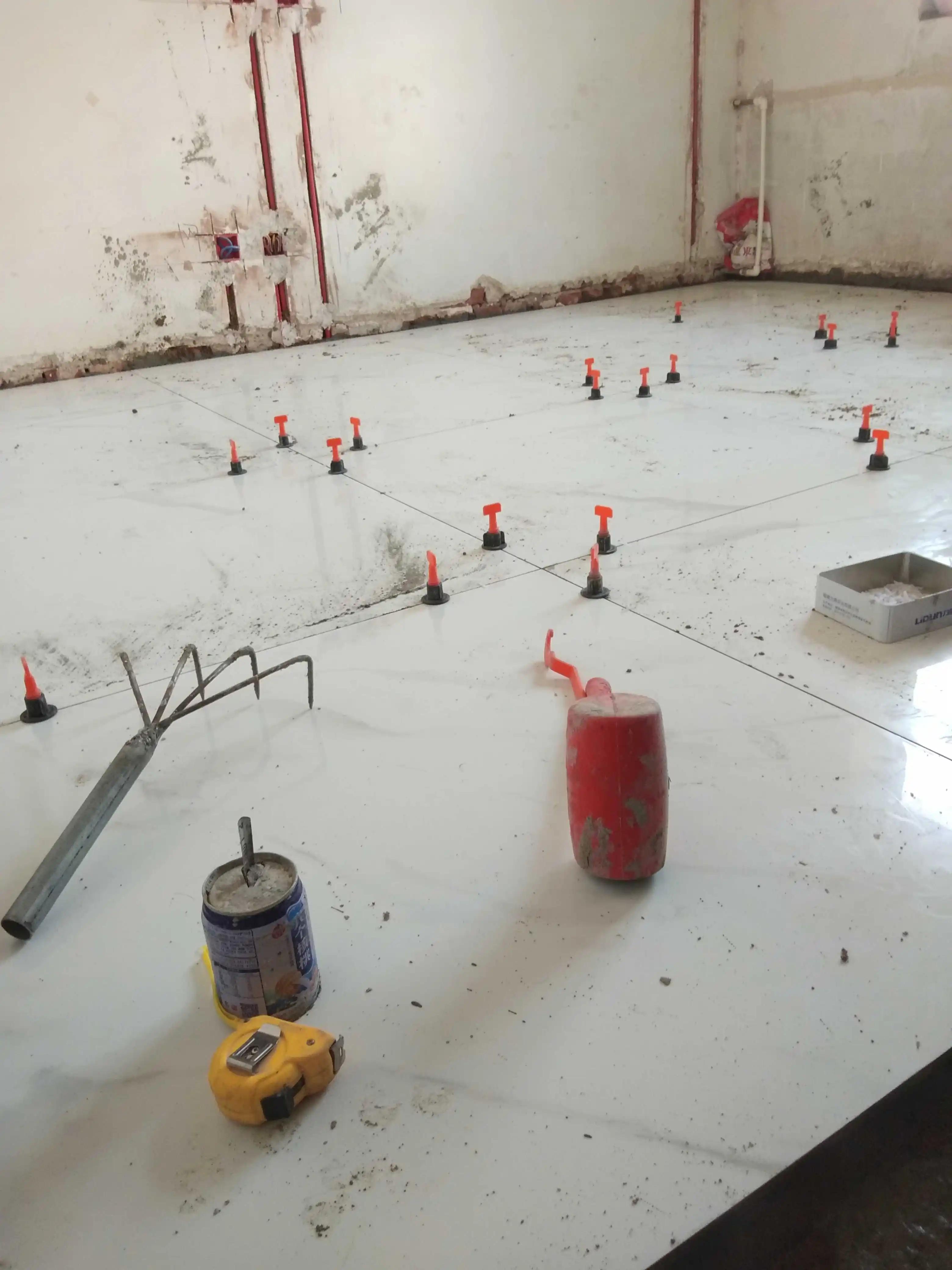 新房地砖一反光有好多划痕正常吗,新贴的瓷砖有划痕怎么办