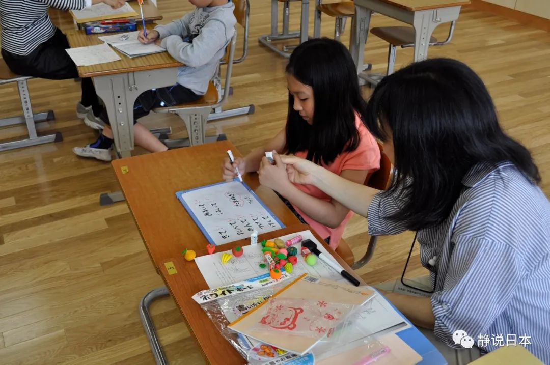 小孩子去日本上学多久能学会日语,中国小学生在日本上学不会说日语