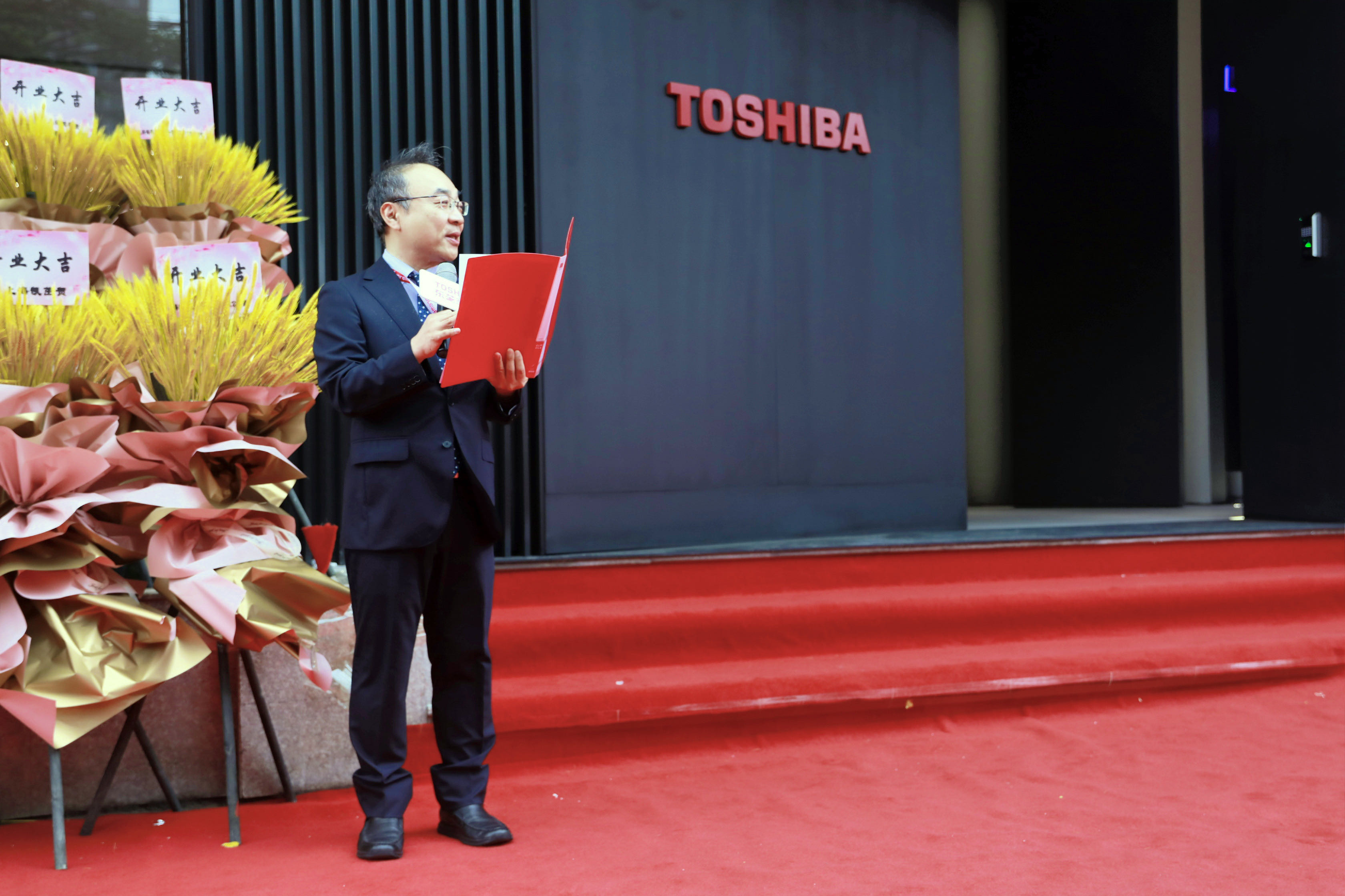 东芝被中国哪家企业收购,百年巨头东芝即将退市