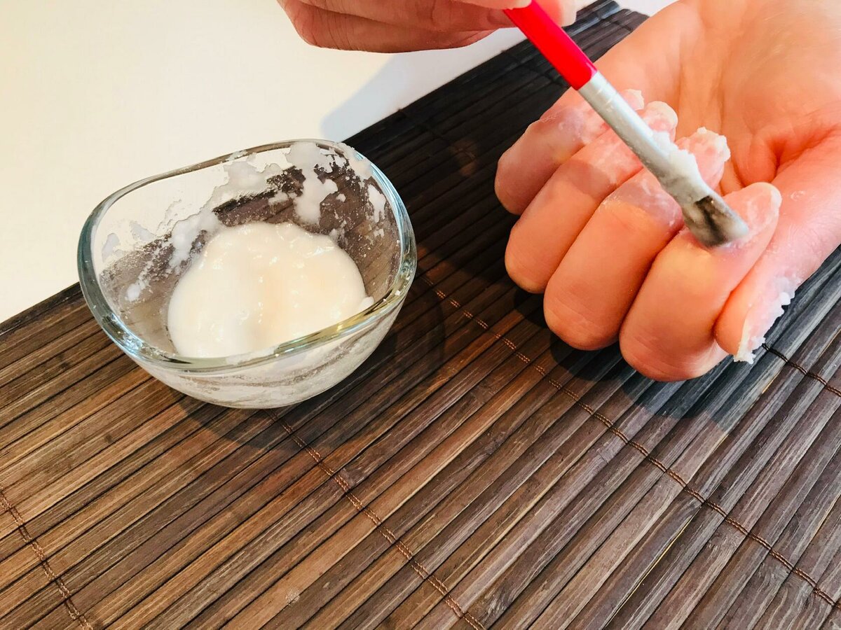 指甲有凹凸的波浪纹是什么原因,指甲渐变有条纹怎么解决