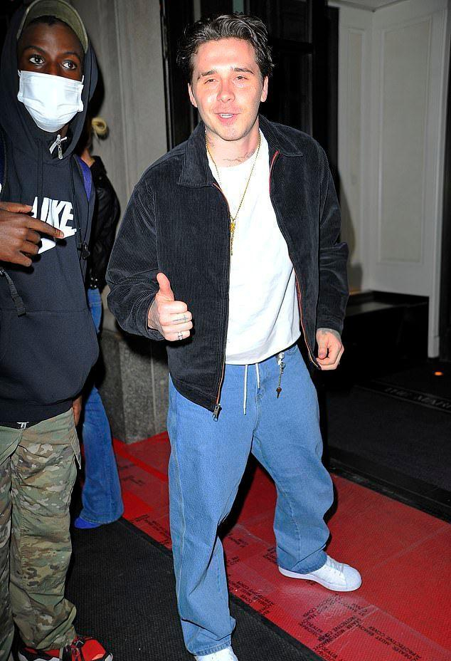 贝克汉姆与11岁女儿亲嘴庆生，23岁长子拥吻爱妻，醉酒丑态曝光