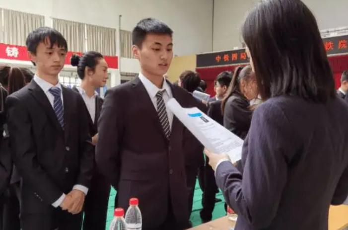 毕业生入职中国*草烟**,晒出工资条惹人羡慕,公积金太“秀”了