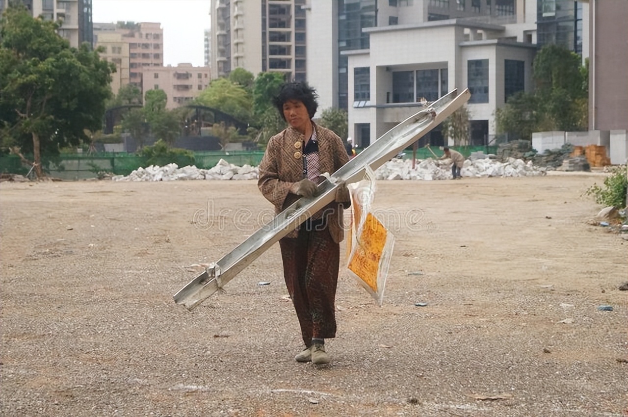 小区大爷大妈捡废品月入上万,70后阿姨收废品维持生活