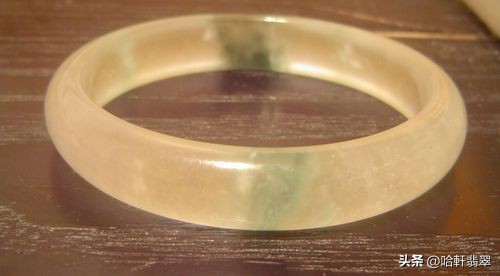 翡翠戴着变暗了是身体不好吗,翡翠戴着变黄了是怎么回事