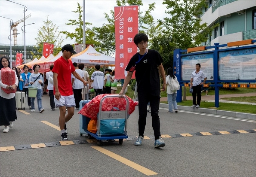 满“新”欢喜！长江职业学院喜迎2023新生！