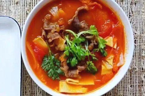 夏天怎么提前一晚做番茄牛肉汤,西红柿炖牛肉汤的营养价值及功效