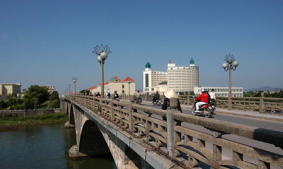 芒街“奇特”景象，很多人在街头摆钱卖？当地人：为方便中国游客