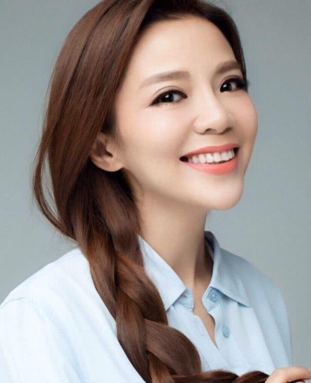 主持人朱迅哽咽痛哭,主持人朱迅和婆婆一起同台