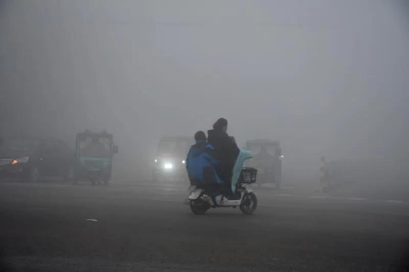 山东茌平：今晨大雾迷漫“鲁西小城路上行车都亮起了雾灯