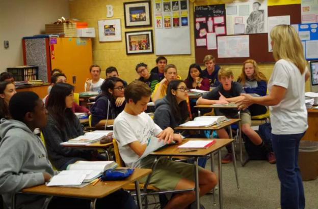 美国双胞胎姐妹同天生孩子 (美国姐妹同时生下双胞胎)