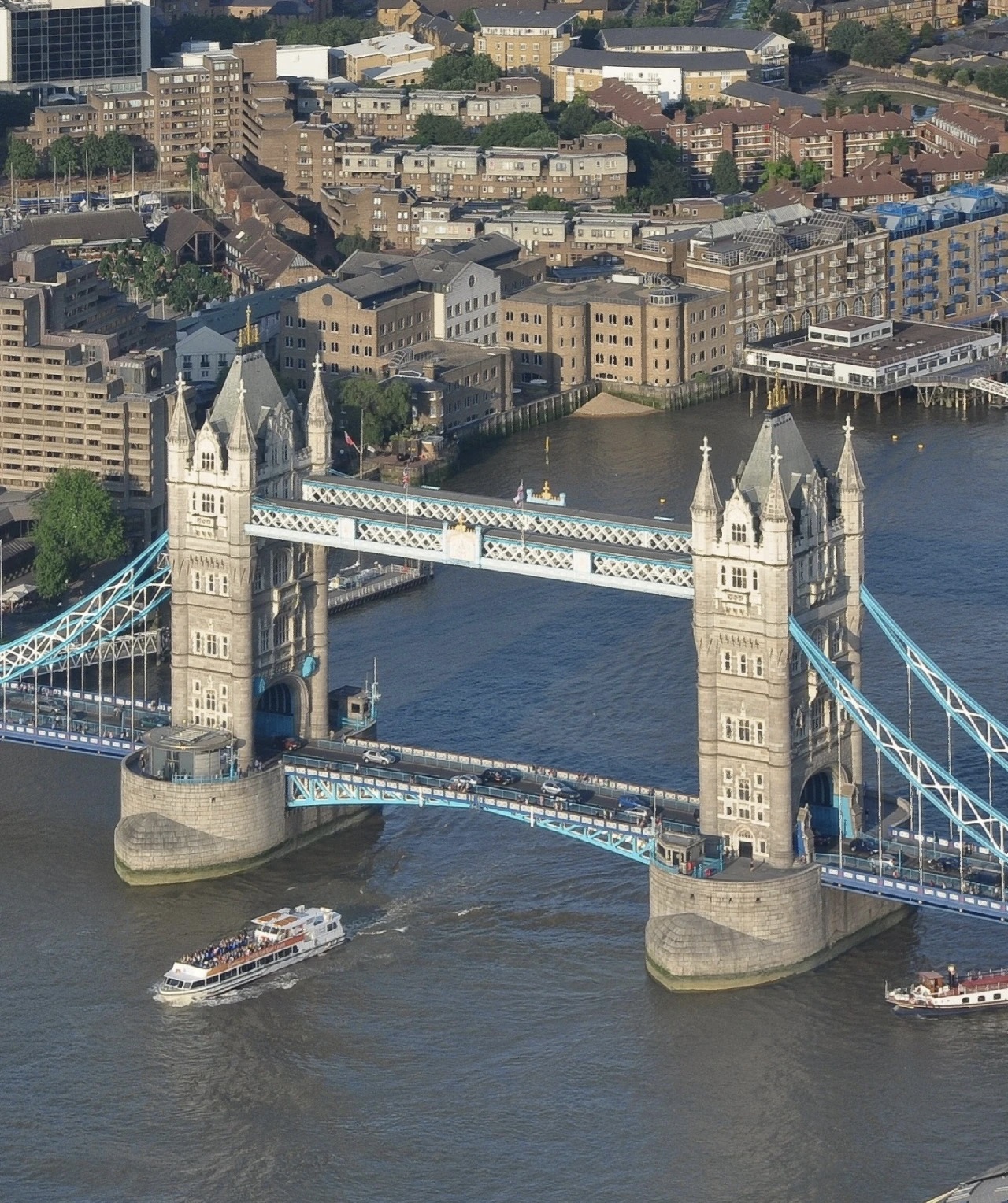 伦敦塔桥建造历史,伦敦塔桥附近的建筑