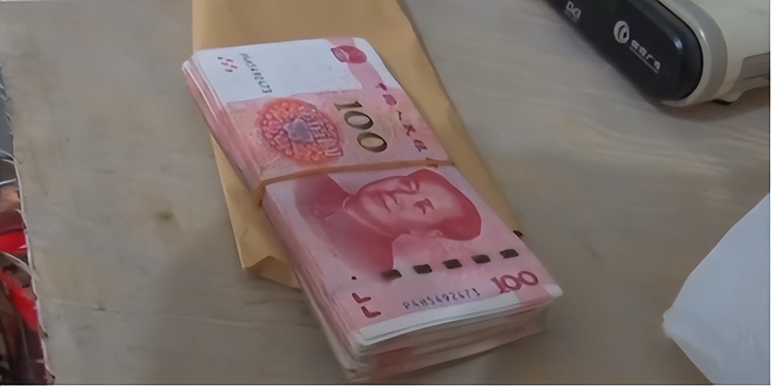 真尴尬!青岛一大叔去吃席，随1万刚入席遭掌掴，礼金全额强退