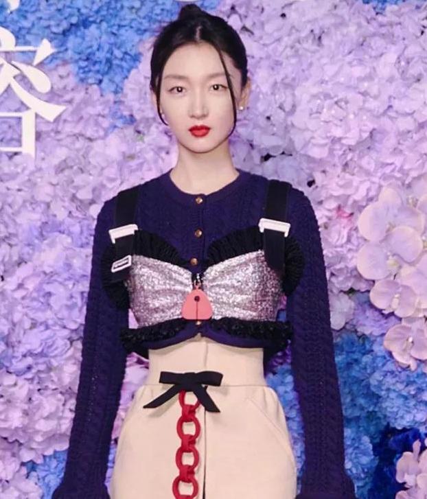 因为肩塌而红毯翻车的女明星,各个女星的红毯穿衣事故