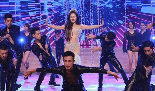 63岁女星穿亮钻透视装！完美曲线尽显，仅遮隐私部位尺度惊人