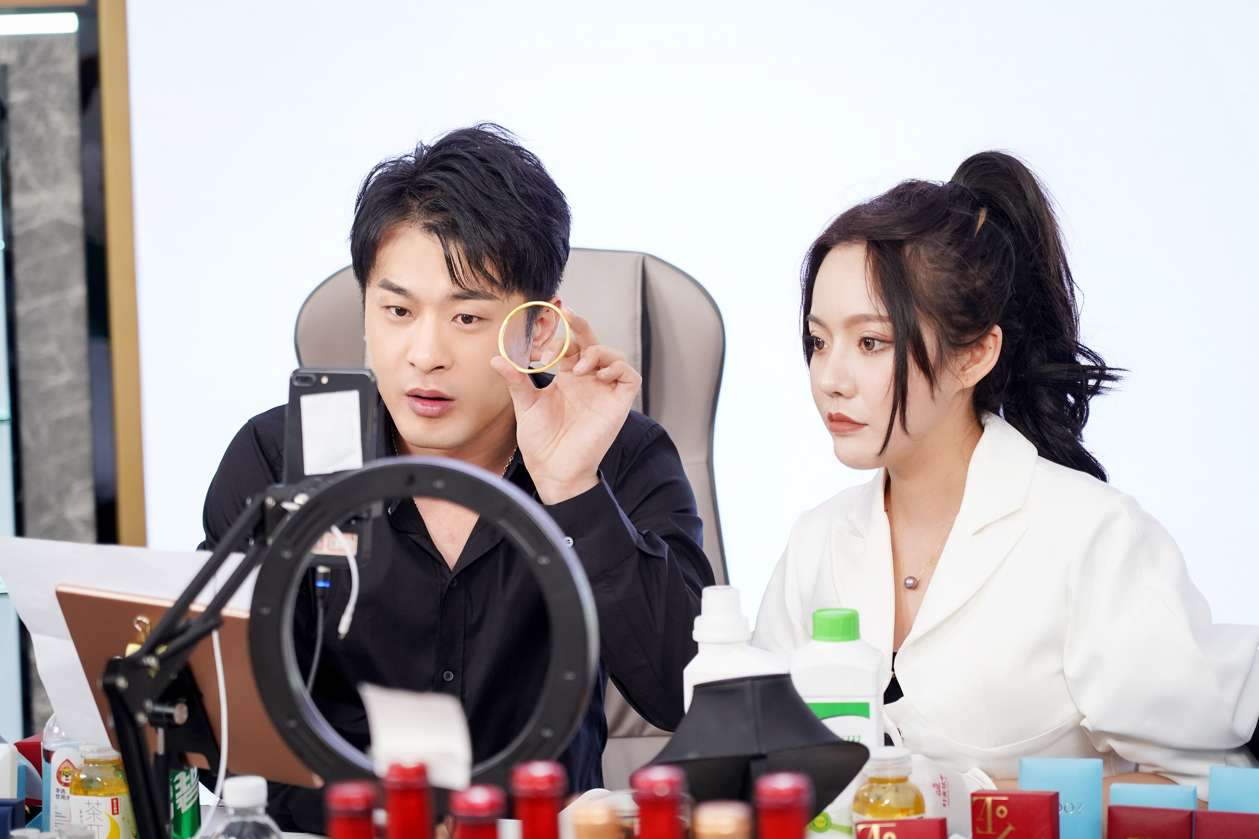 辛巴辛有志带货非洲女子咖啡，多位香港艺人发文祝福祖国祝福香港