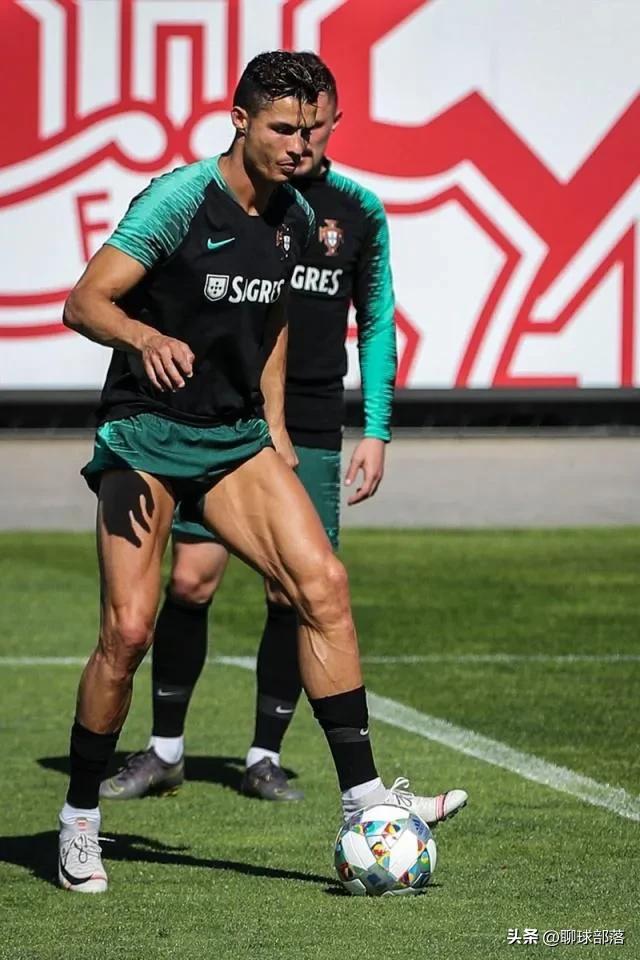 中国足球23岁新星c罗6块腹肌,c罗的腹肌和国足比较