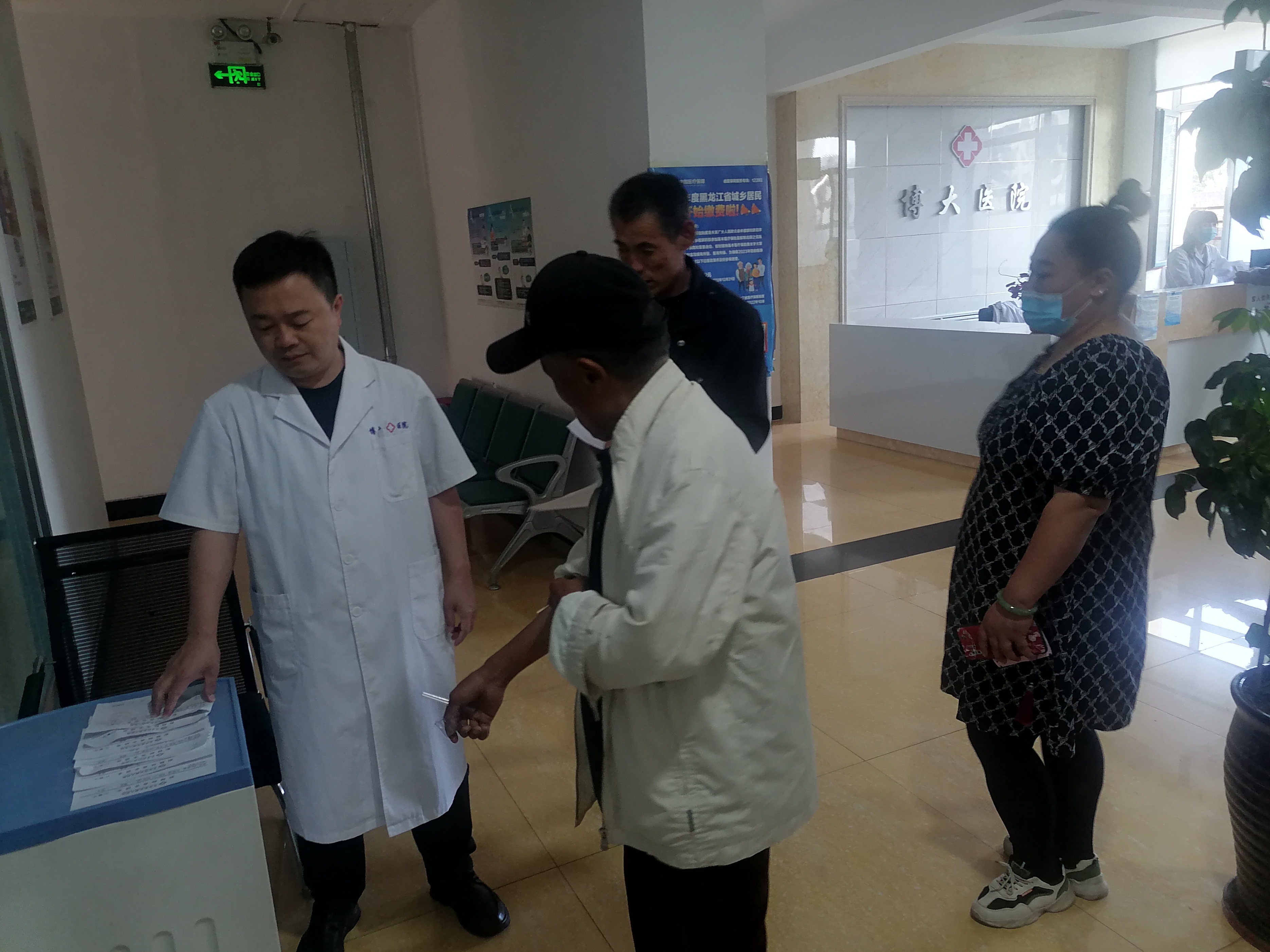 爱心义诊进乡村为民服务暖人心,爱心义诊为偏远乡村群众送健康