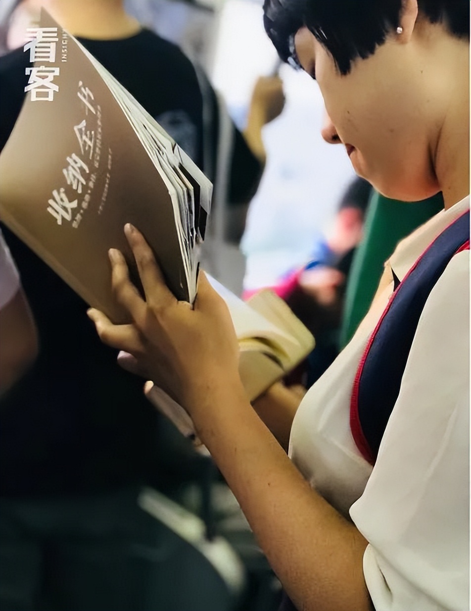 北京通勤路上,她用镜头记录2000个捧着书的人