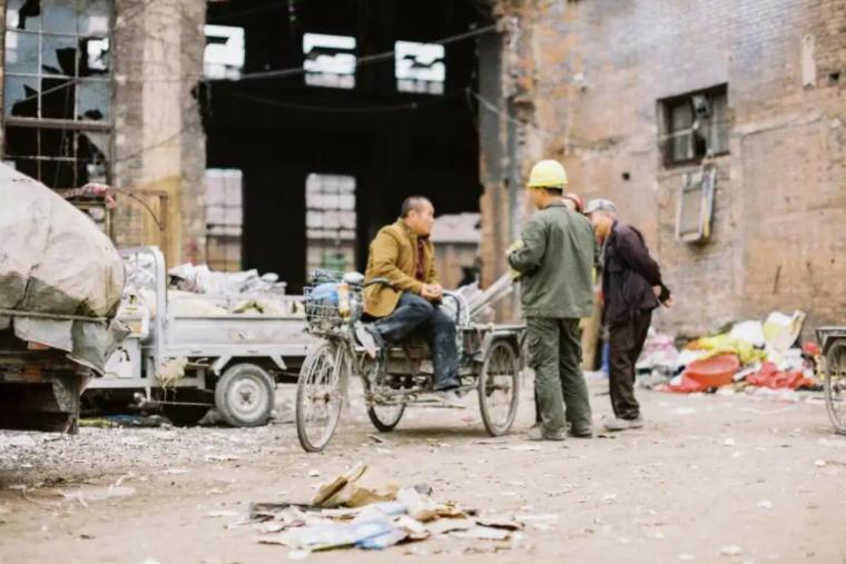 废品站老板收购铁块,沈阳废品站捡垃圾