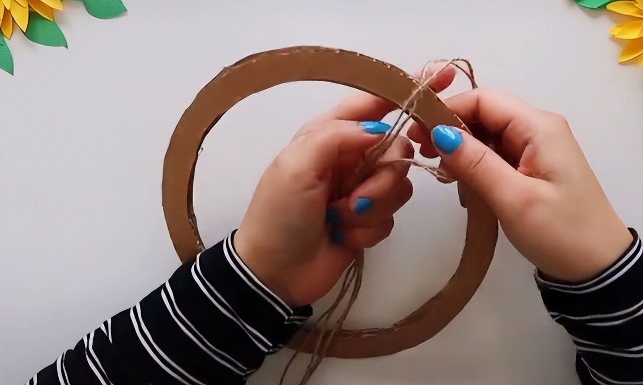 一款适合挂墙上的向日葵纸花