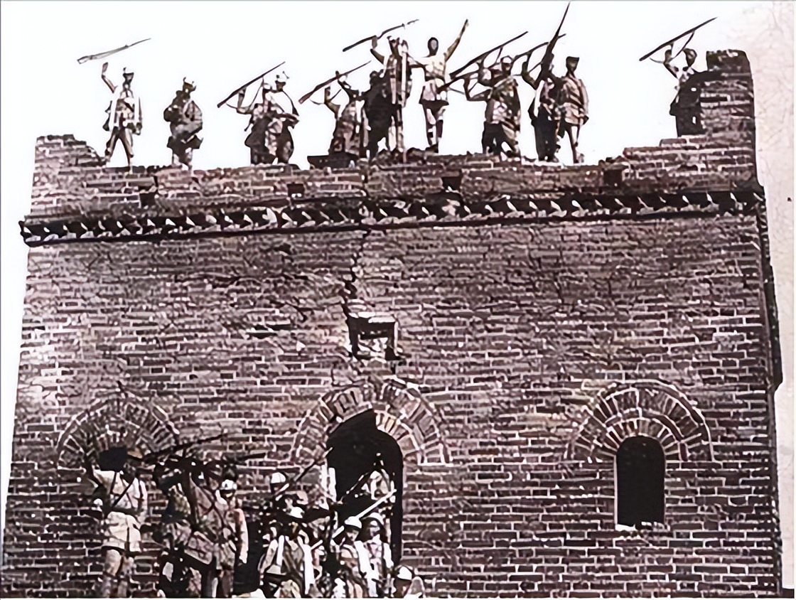 8个团拿不下日军500人，陈赓苦无对策，*伯承刘**提出：日军怕打屁股