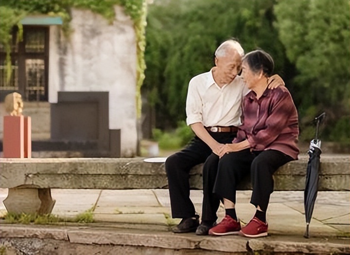 貌美保姆上位，77岁色批老汉又添一子，鉴定一出原地去世！