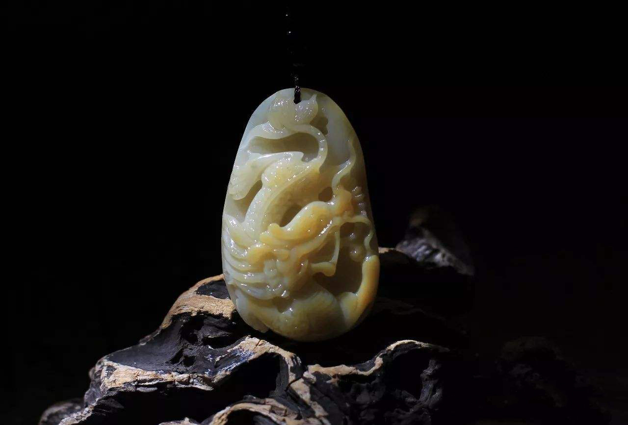 戈壁滩上的什么石头最值得收藏,戈壁滩黑色带蜂窝石头是什么石