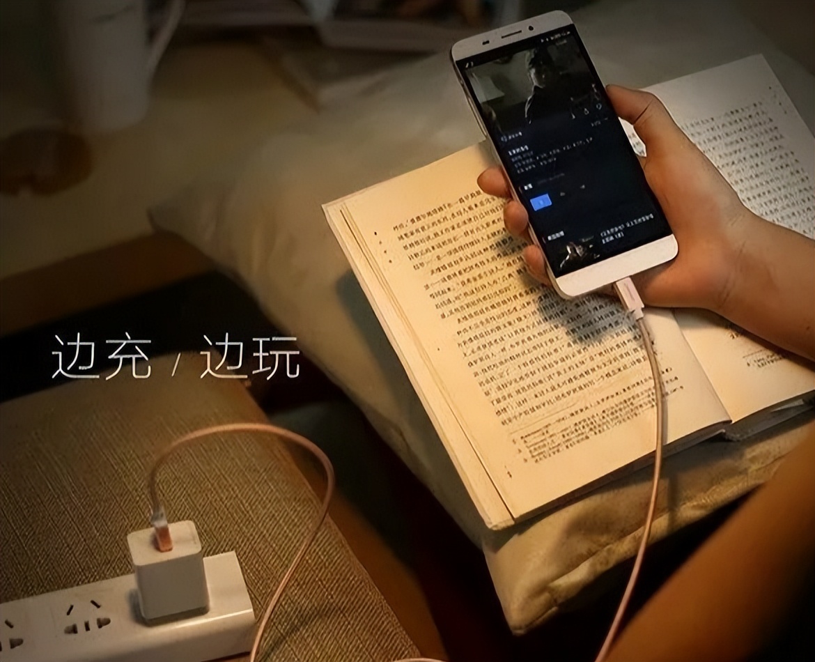 充电时玩手机被电击?以后充电注意好这几点,养成习惯避免受伤