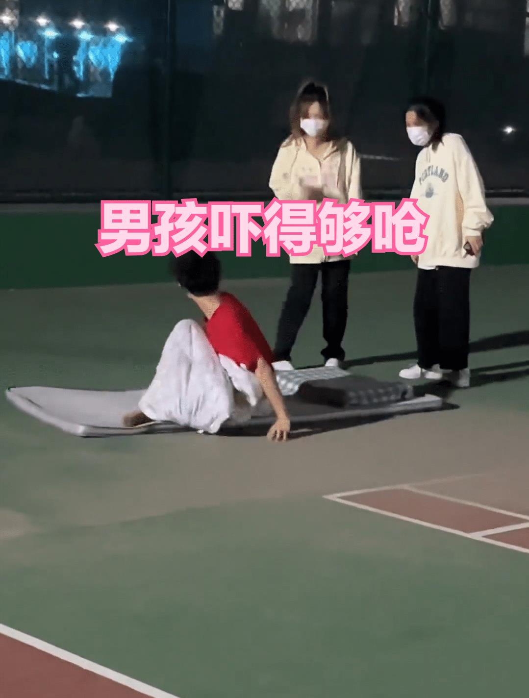 男孩睡着之后咬牙说梦话,男孩睡觉做梦成真