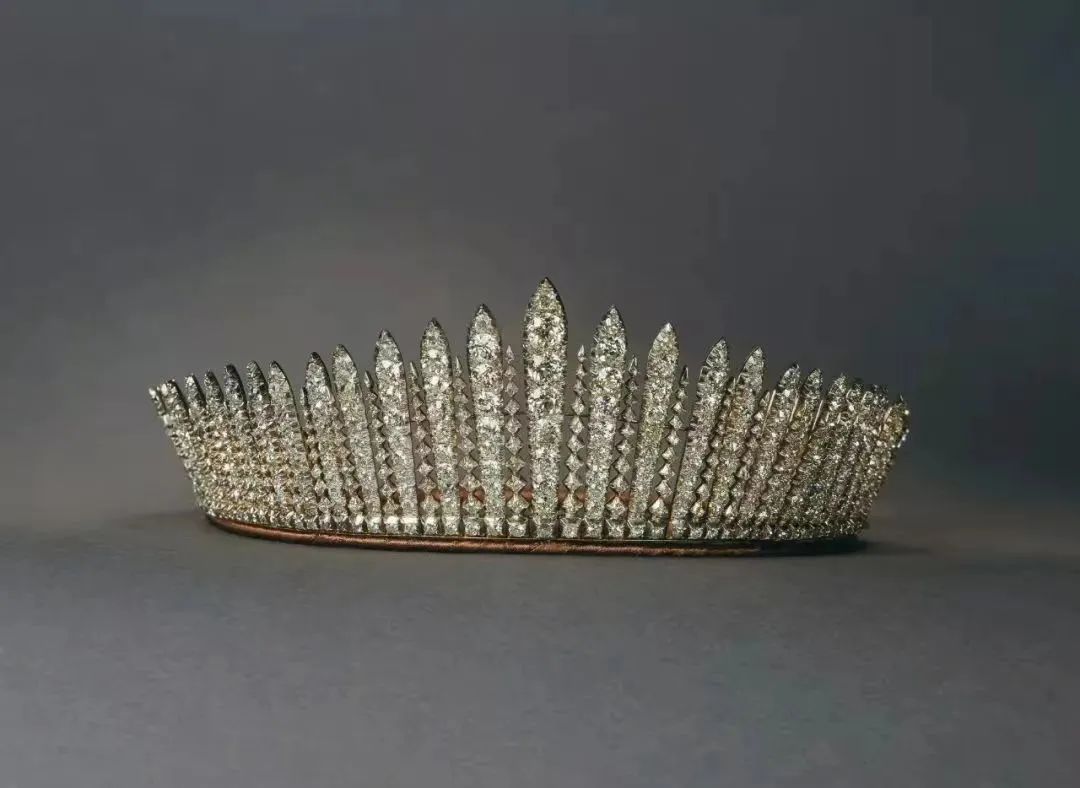 “鸽子蛋”算什么，现在婚礼上戴它才是大热门！