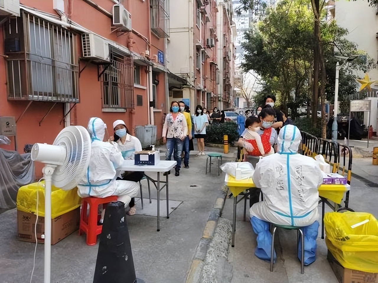 上海快递员一个月2万,在上海送快递100万的快递小哥