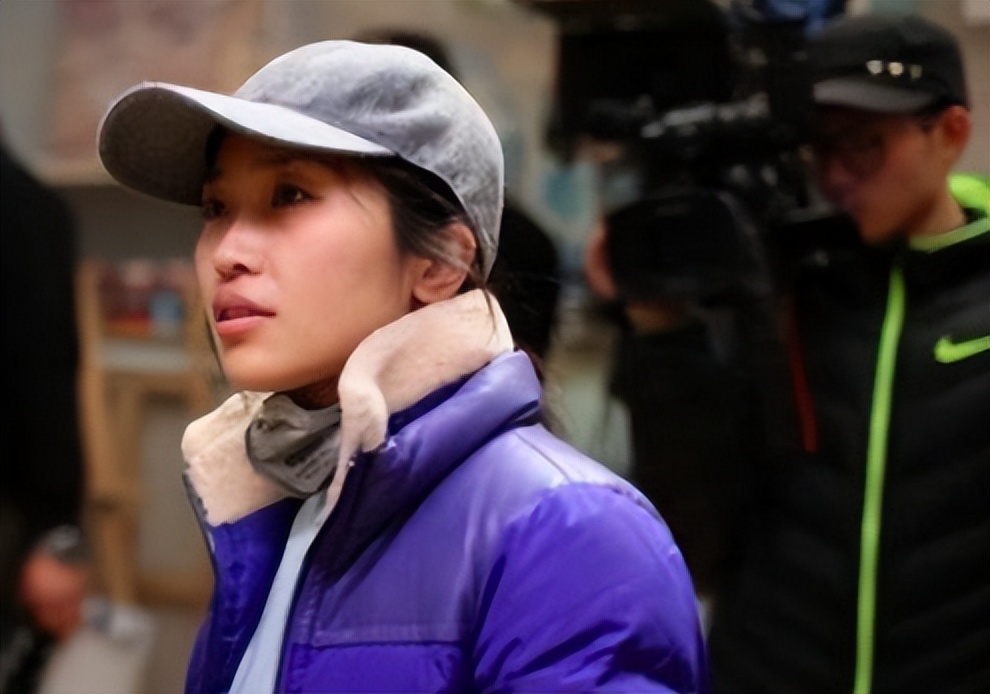 被亲爸张艺谋抛弃，公开点名巩俐毁她童年，张末都经历了什么？