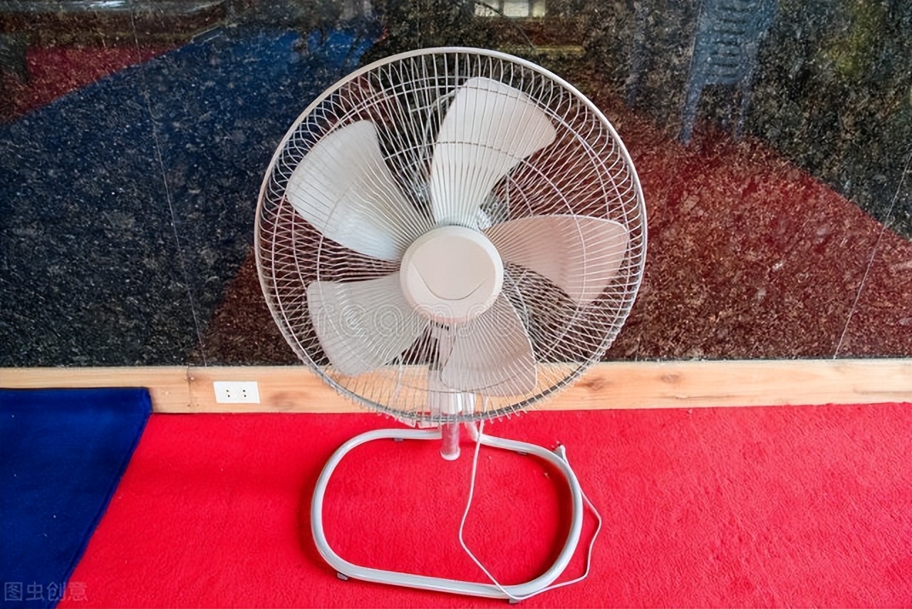 夏天电风扇吹的是热风怎么解决,电风扇吹的风是热的怎么办啊