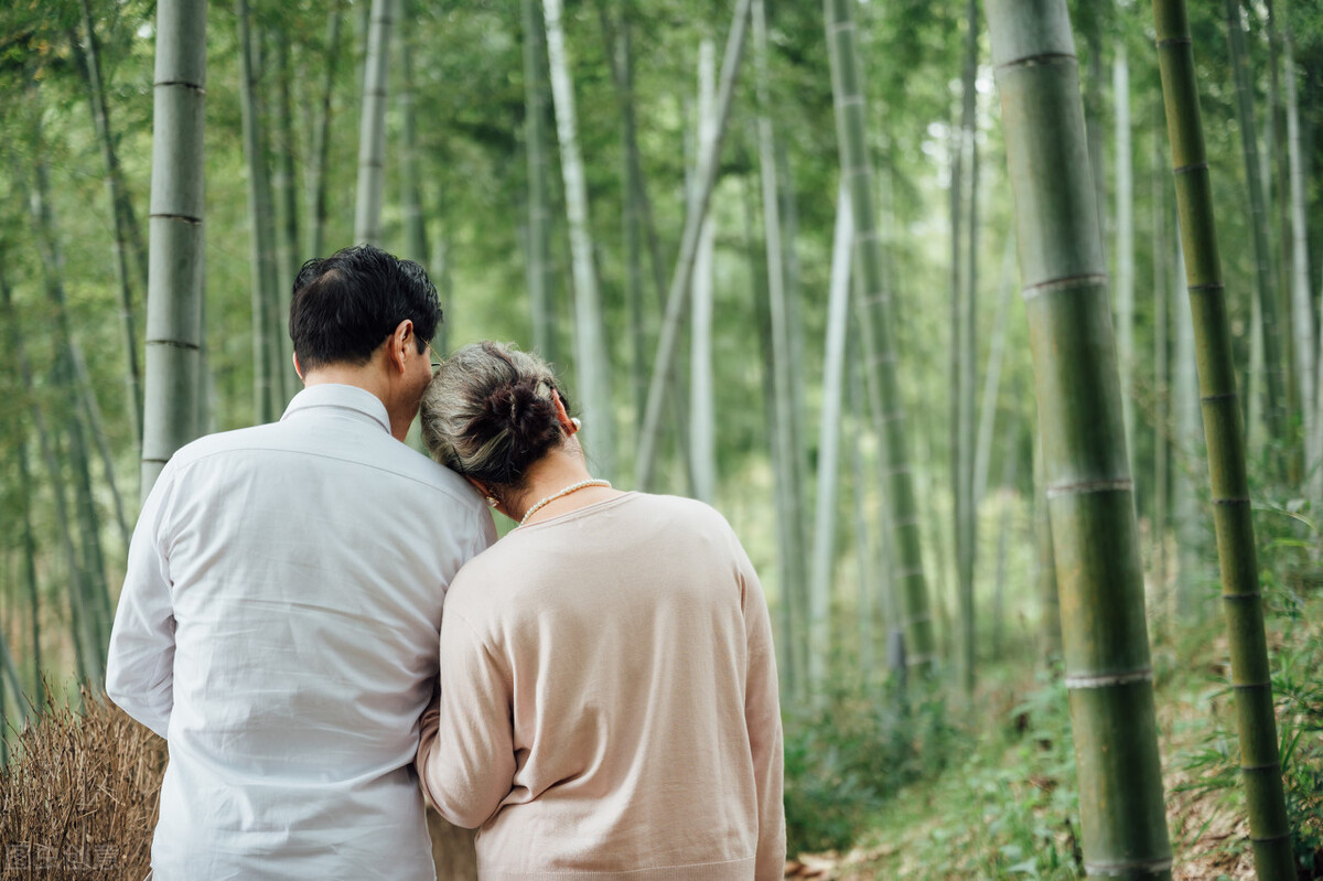 58岁的二婚老伴每月给5000元,62岁阿姨哭诉再婚老伴一再纵容