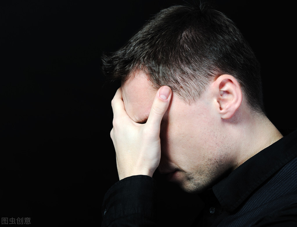 小伙眼睛瞎了,22岁小伙突然失明医生紧急抢救