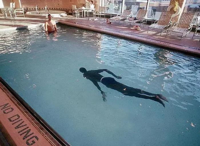 不看图片不敢相信！身高2米31波尔身材有多夸张？游泳像巨型水怪