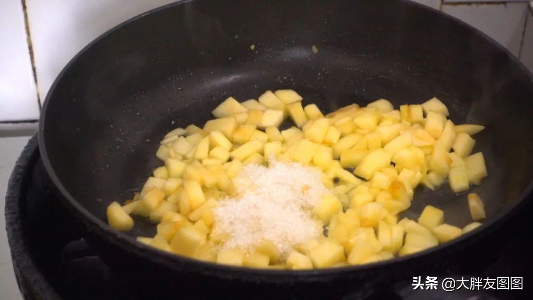 苹果怎么做外酥里软,苹果这样做好吃得停不下来