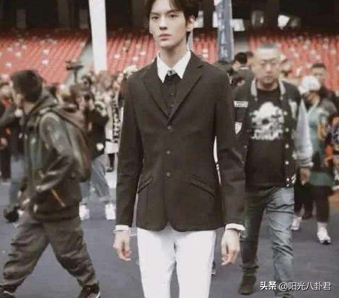 双腿细似竹竿，体型堪比纸片，内娱男星的审美真是太“畸形”了