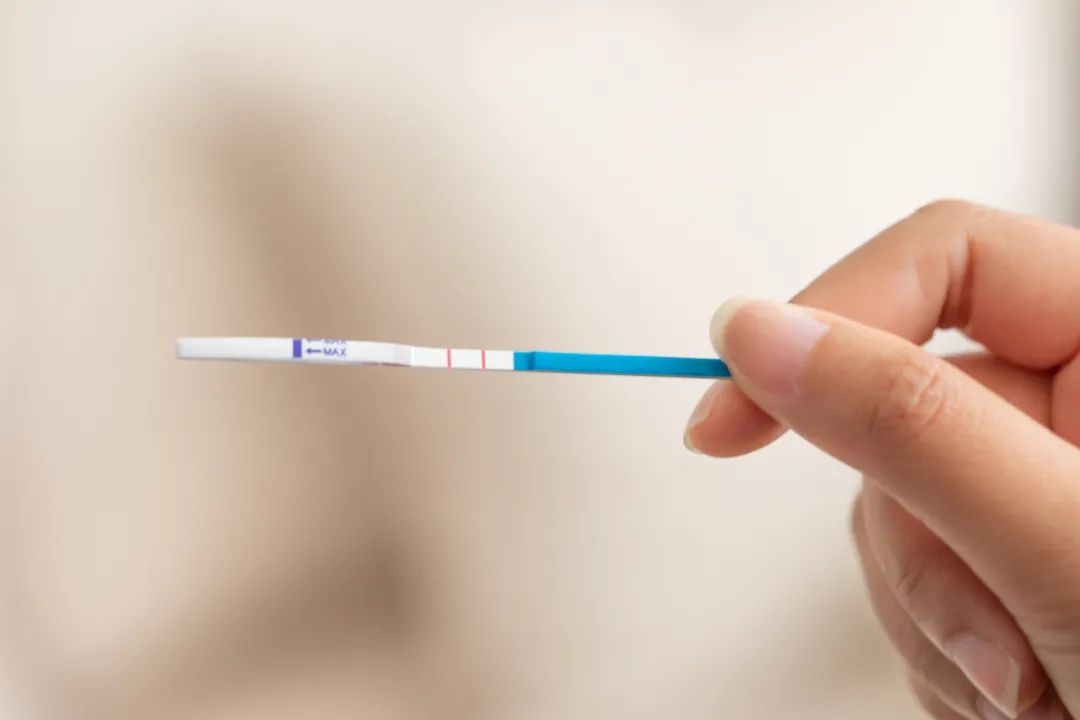 月经推迟多少天能测得出来怀孕,用试纸测试怀孕多少天能测出来