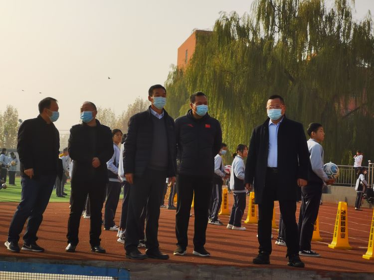 新密市校园足球,阳光体育快乐足球黑板报