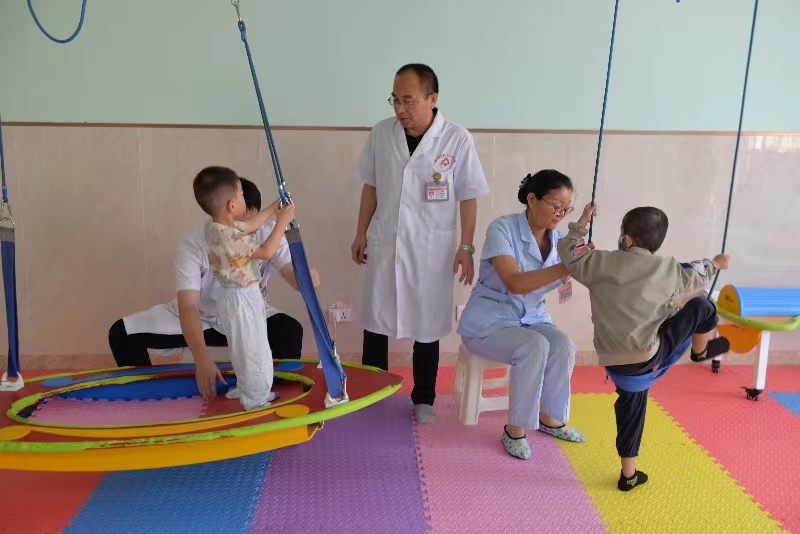 【名医风采】卢跃鹏：康复患儿的守护天使