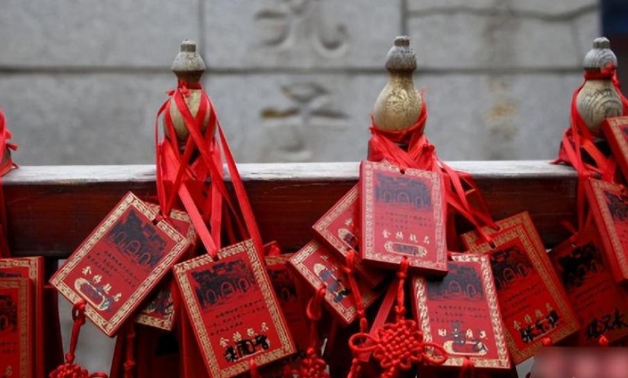 五台山出现浓妆艳抹的尼姑,五台山“尼姑”浓妆艳抹